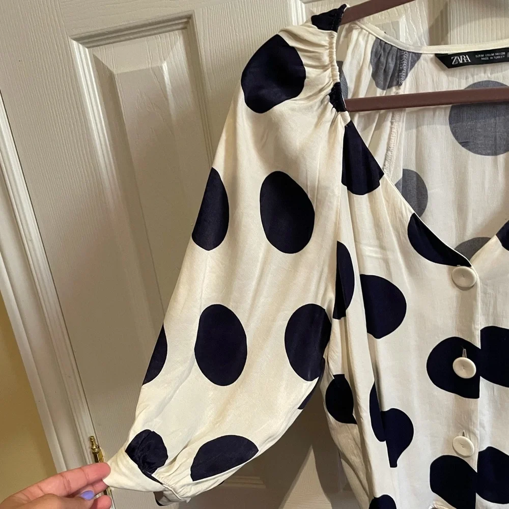 Cream Zara blouse w black polka dots. Size medium in viscose fabric. Worn once - Picture 2 of 4